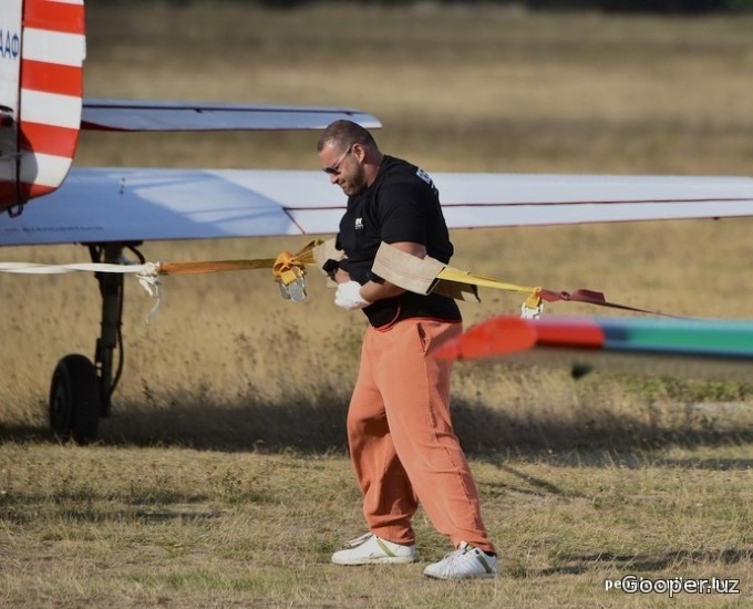 Belaruslik bahodir havoga ko‘tarilayotgan ikki samolyotni ushlab qoldi