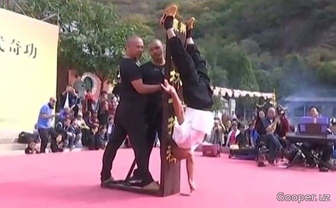 Shaolin ruhoniysi ko‘rsatkich barmog‘ida 10 soniya turishga muvaffaq bo‘ldi (+video)