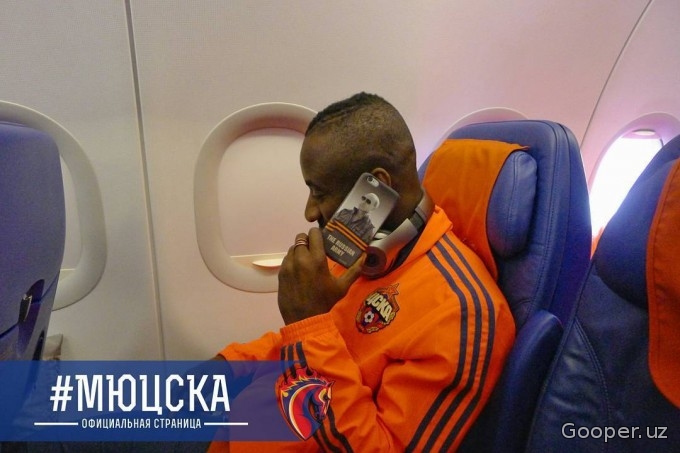 SSKAning ivuarlik futbolchisi Putin surati tushirilgan smartfondan foydalanadi