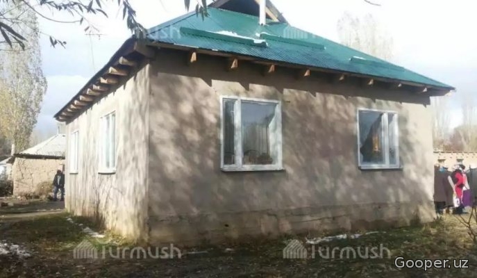 Qirg'izistonlik bitiruvchilar ziyofat o'rniga 7 farzandi bor yolg'iz onaga uy qurib berishdi