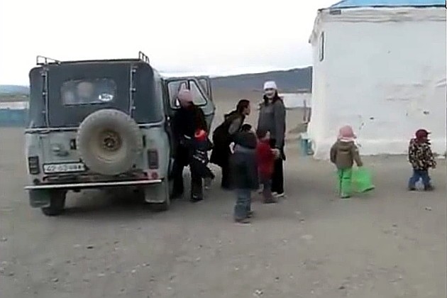 Video: Mo‘g‘ulistonliklar “UAZ” avtomobili ichiga 34 bolani sig‘dirdi