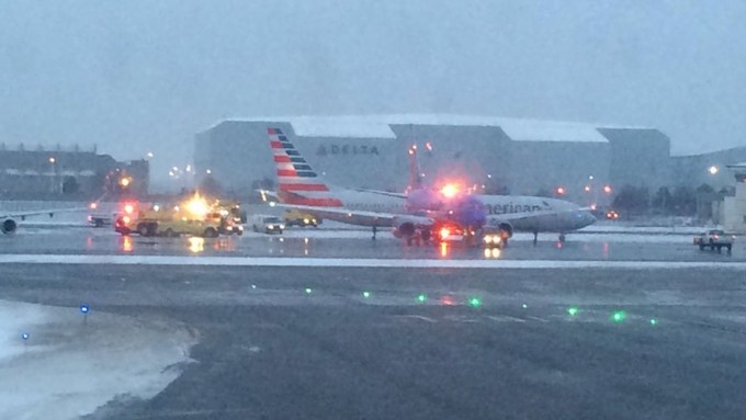 AQShning Detroyt shahri aeroportida ikkita samolyot to‘qnashib ketdi (foto)