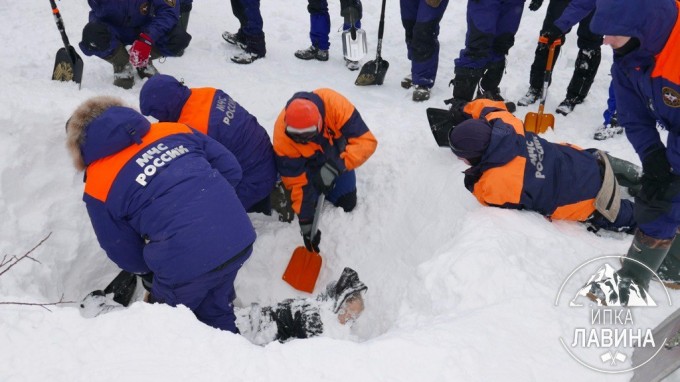 Rossiyaning Murmansk viloyatida portlash tufayli tushirilgan qor ko‘chkisi ostidan uchinchi kishining jasadi topildi