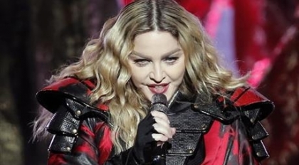 Madonna Manilada etim bolalar bilan uchrashdi