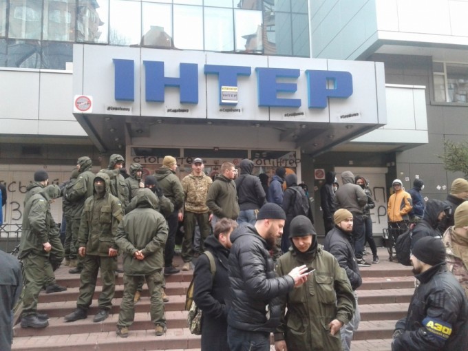 “Inter” telekanali “Azov” batalyoni jangchilariga qarshi Poroshenkodan yordam so‘radi
