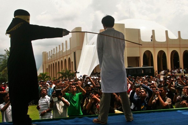 Saudiya Arabistonida ismi oshkor etilmagan yigit dahriyligi uchun 10 yillik qamoq va 2 ming darra urishga hukm qilindi