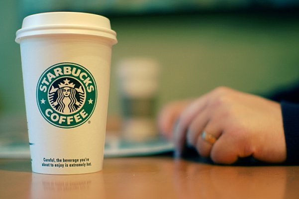 Ikki kaliforniyalik Starbucks qahvalar tarmog'ini sudga berdi