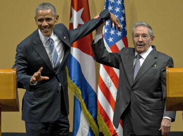 Raul Kastro Obamaga yelkasiga qoqib qo‘yishiga imkon bermadi (video)