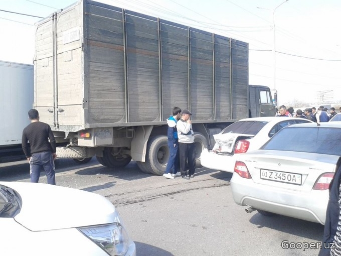 Toshkentda yirik yo‘l-transport hodisasi oqibatida oltita avtomobil zarar ko‘rdi